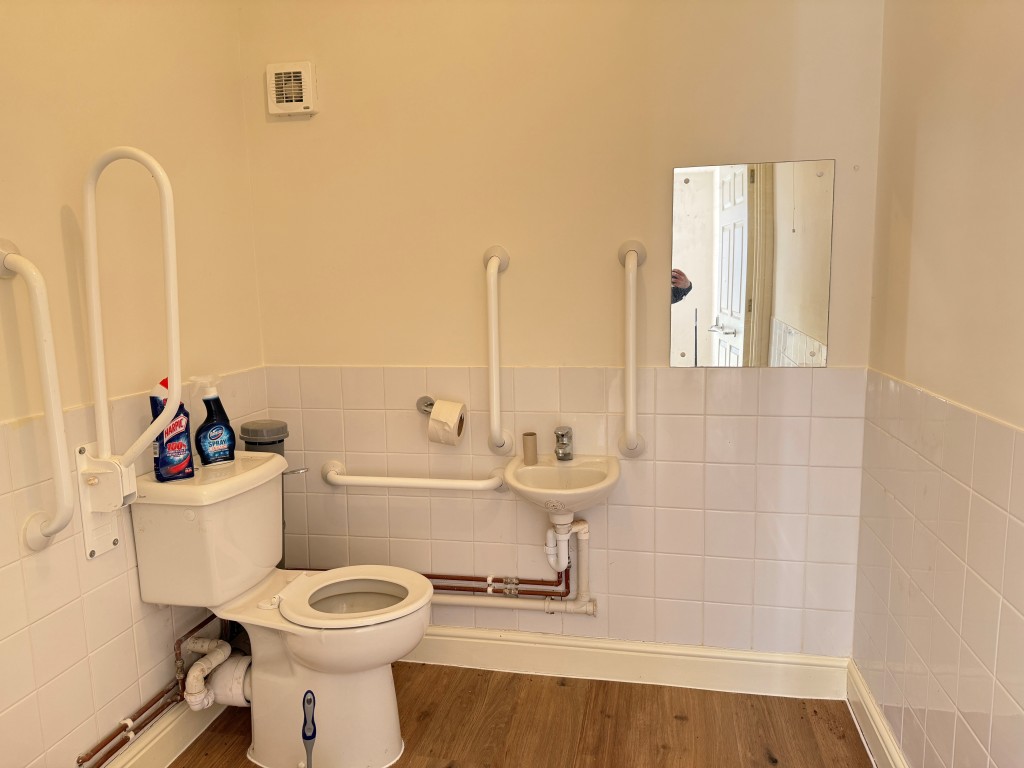 Lot: 138 - FORMER COMMUNITY CENTRE - Accessible WC